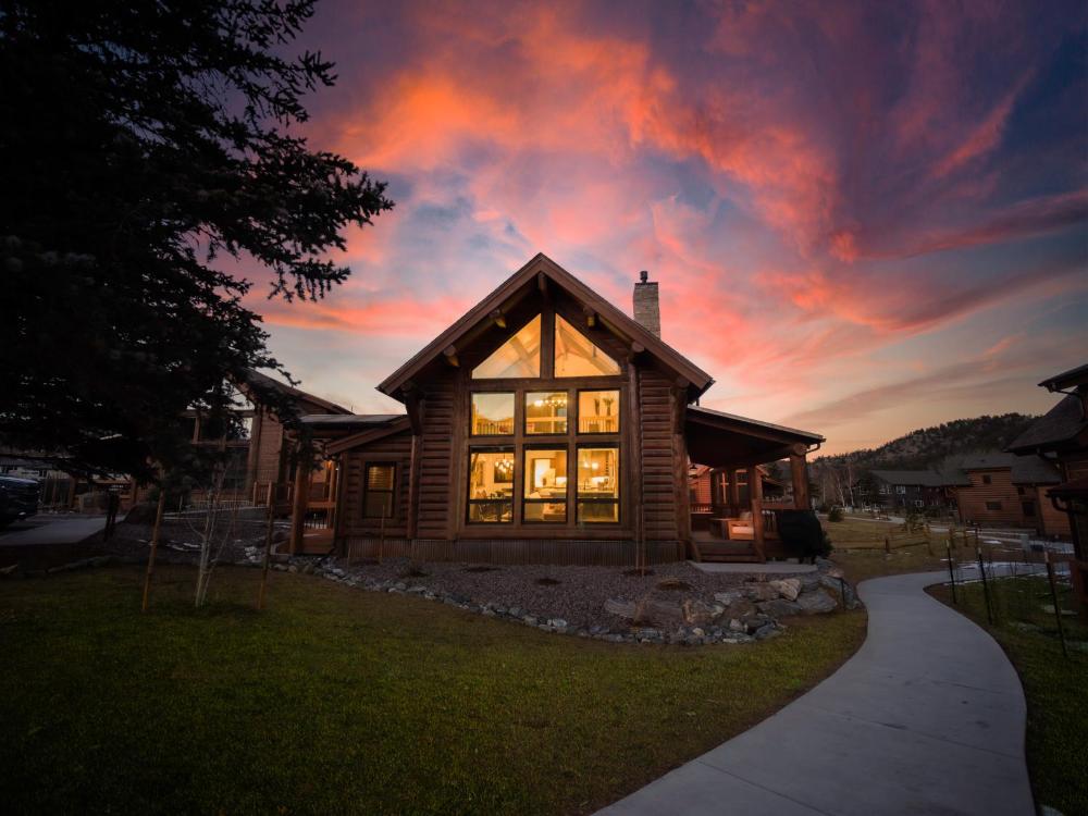 Lake Estes Getaway – Close to Downtown, Indoor/Outdoor Fireplace and Jacuzzi